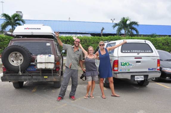 Com os suiços Marco e Tina, logo após recuperarmos os carros no porto em Cartagena, na Colômbia